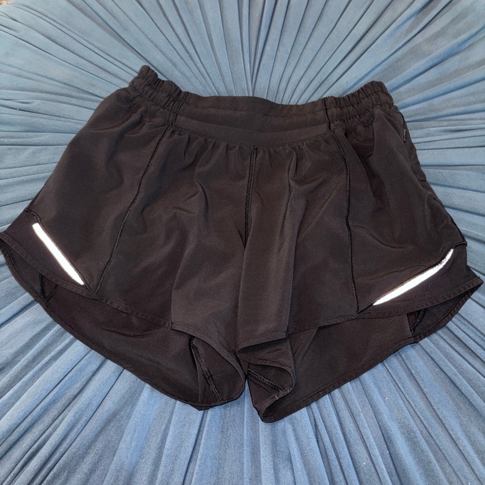 Lululemon Hotty Hot LR Short 4" Lined
